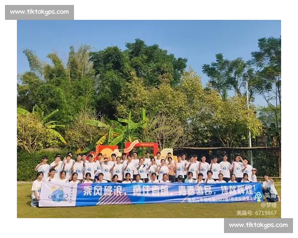 携手并肩共奋进团队精神铸就成功的力量